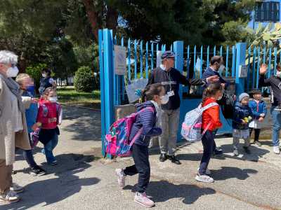 Lo vediamo posizionarsi all�ingresso per aiutare i giovanissimi studenti ad attraversare la strada, non prima di averli salutati uno ad uno